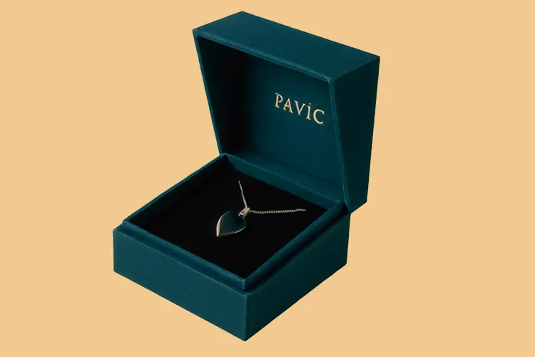 Green velvet jewelry box with soft insert, perfect for necklace display and premium unboxing experience.