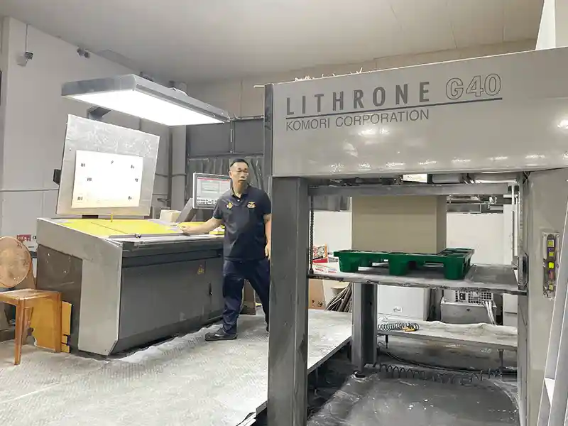 Operator managing Komori G40 printing machine at Packzino factory