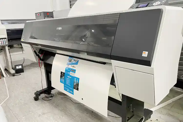 Digital label printing press working in Packzino factory